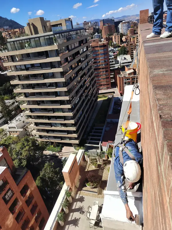 Fachada de ladrillo, referencia del artículo sobre lavado e hidrofugado.